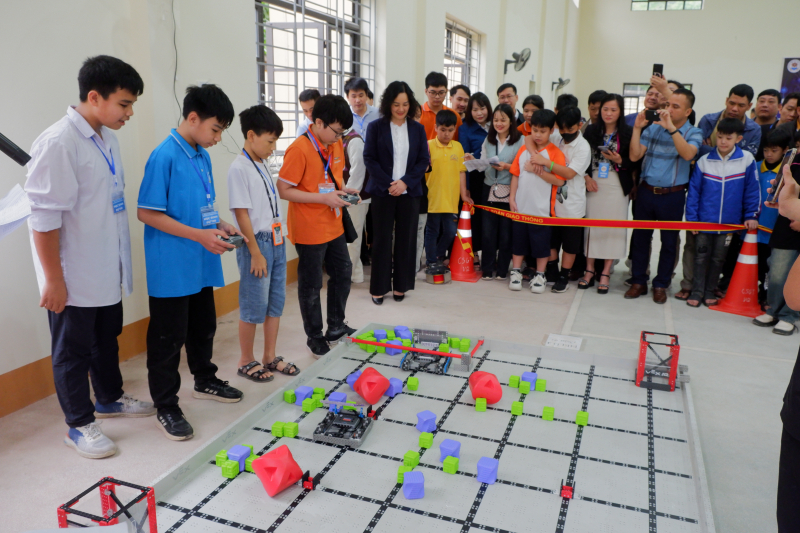 Một trận đấu tại giải VEX Robotics huyện Văn Quan mở rộng trong khuôn khổ Ngày hội STEM huyện Văn Quan 2024